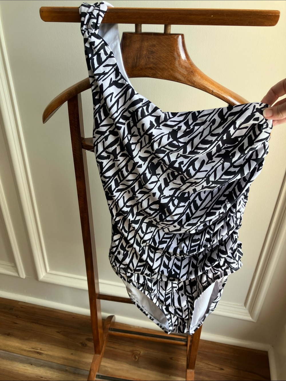 Classic Black & White Ruched One-Shoulder One-Piece Swimsuit